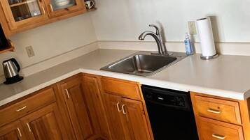 Fridge, oven, stovetop, coffee/tea maker