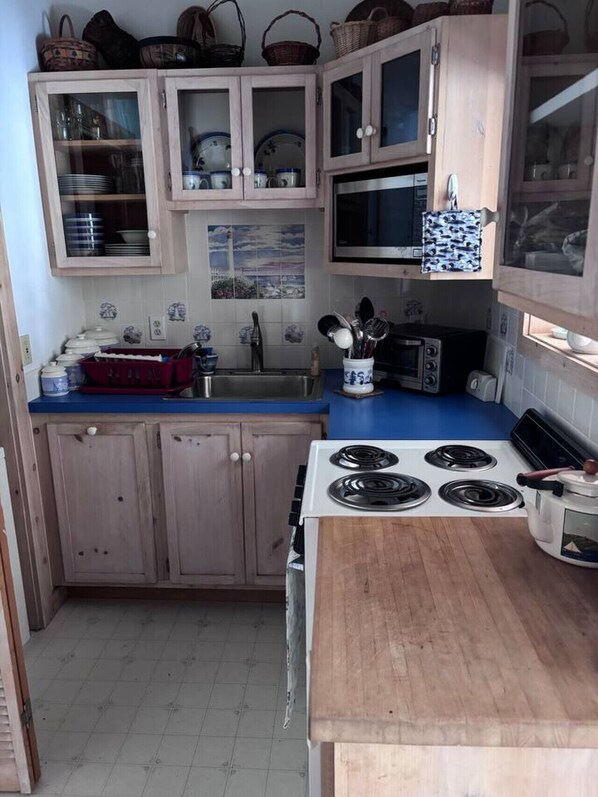 Fridge, oven, stovetop, coffee/tea maker