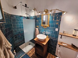 Dusche, Haartrockner, Handtücher, Seife