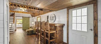 New Unique Home. Access to Brimstone Trails. Fire Pit. Pet Friendly. King Beds