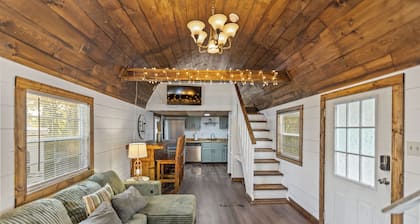 New Unique Home. Access to Brimstone Trails. Fire Pit. Pet Friendly. King Beds