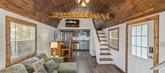 New Unique Home. Access to Brimstone Trails. Fire Pit. Pet Friendly. King Beds