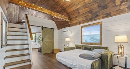 New Unique Home. Access to Brimstone Trails. Fire Pit. Pet Friendly. King Beds