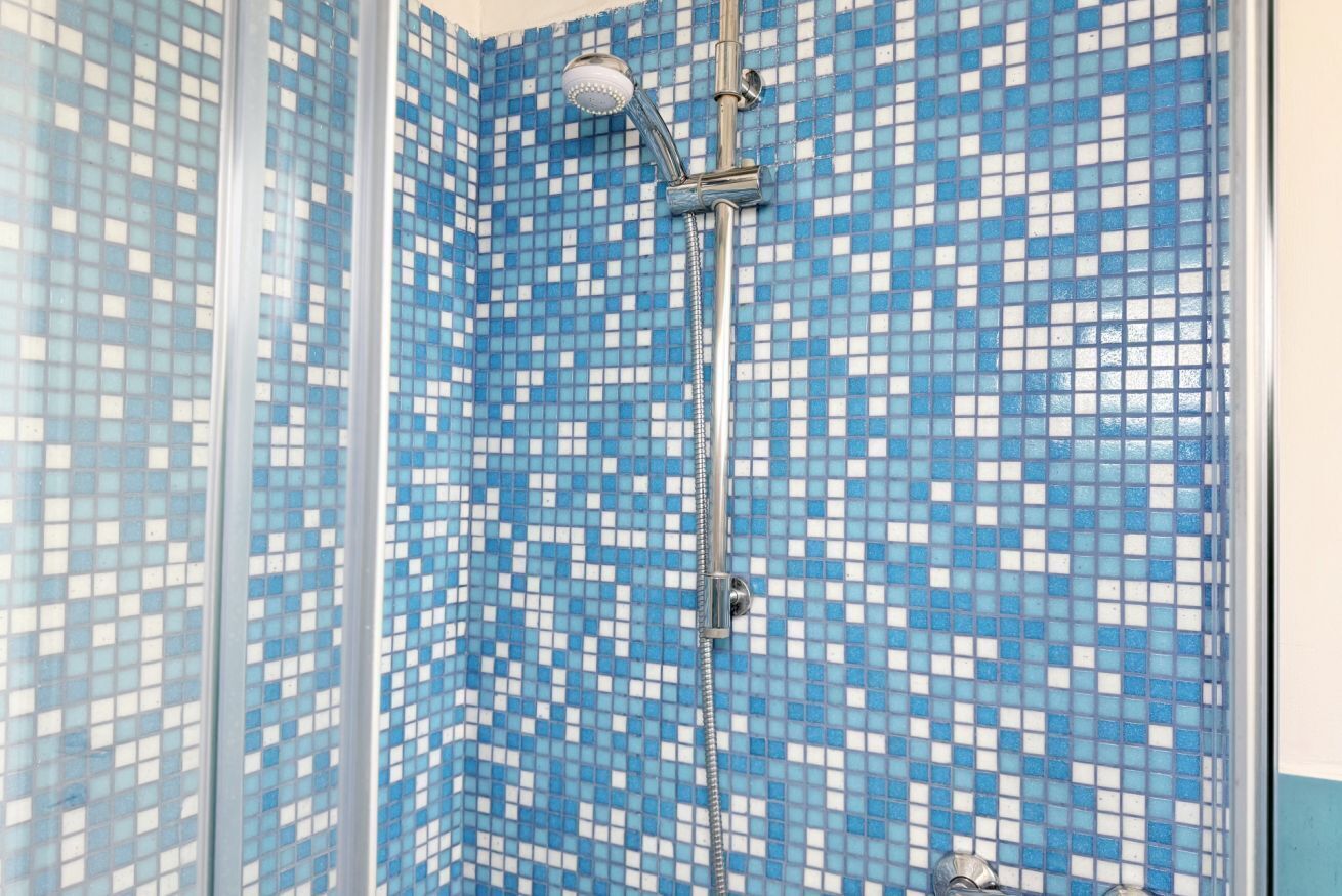 Douche, bidet, serviettes fournies
