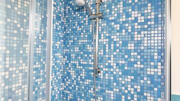 Doccia, bidet, asciugamani