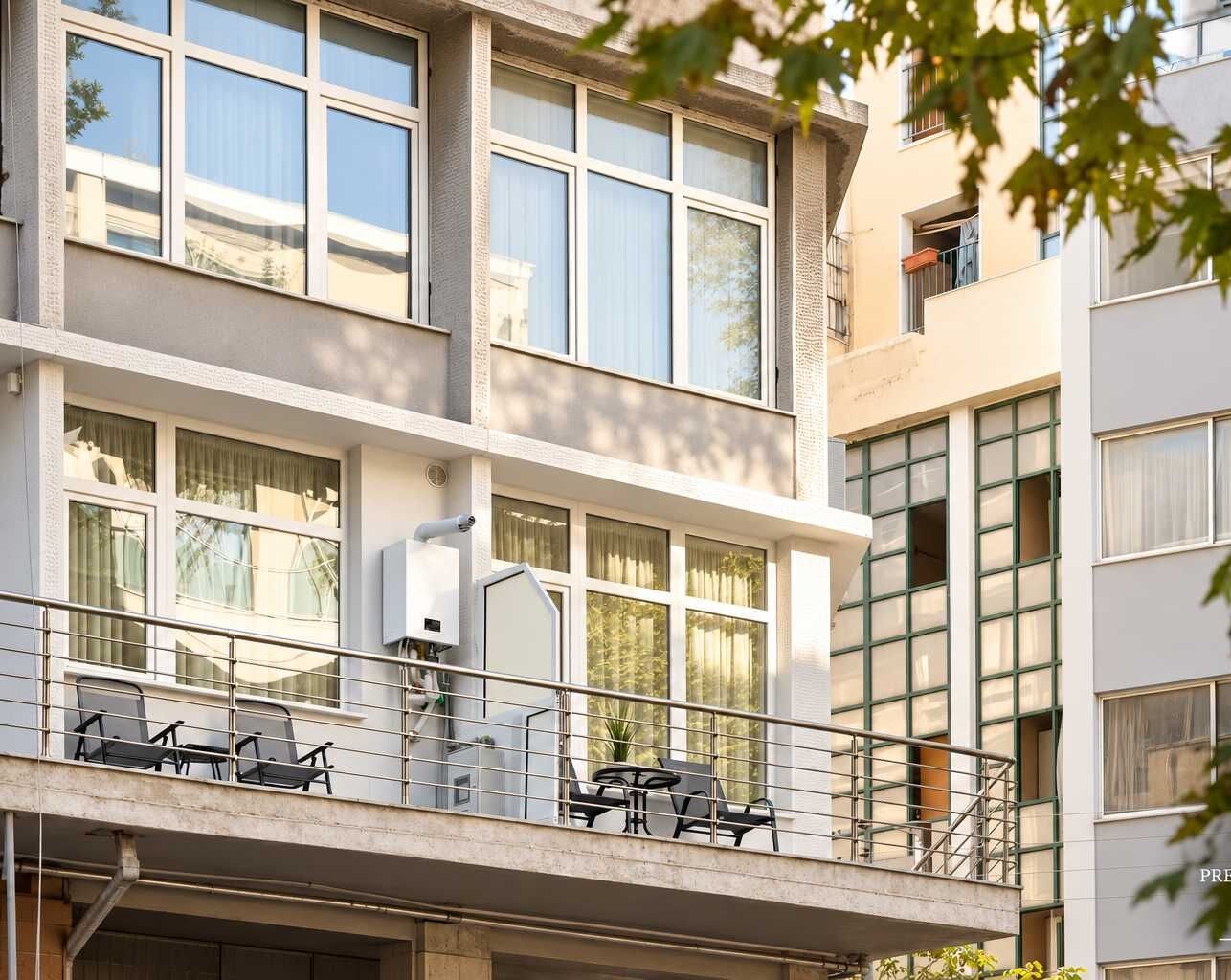 Discover your home away from home on the first floor of a Thessaloniki city building, at 1 Vakchou Street. An inviting base for exploring the city while enjoying a modern, fully equipped apartment.