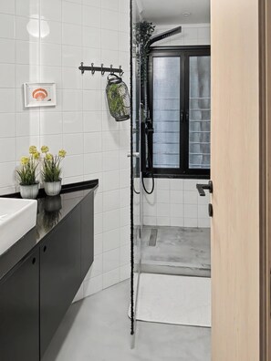 Shower, hair dryer, towels, shampoo - Estia Premium Apartments - Capri Blue Salonica (Thessaloniki)