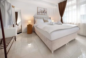 1 Schlafzimmer, Schreibtisch, Bügeleisen/Bügelbrett, Reisekinderbett