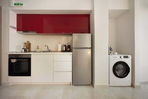 Fridge, oven, stovetop, coffee/tea maker - Estia Premium Apartments - Luxury Kingbed Studio Vackhou 1 (Thessaloniki)