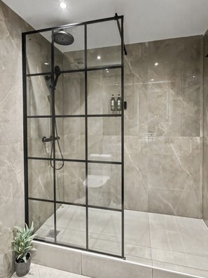 Shower, hair dryer, towels, shampoo - Estia Premium Apartments - Valouritou 52 Sqm2 Apartment (Thessaloniki)