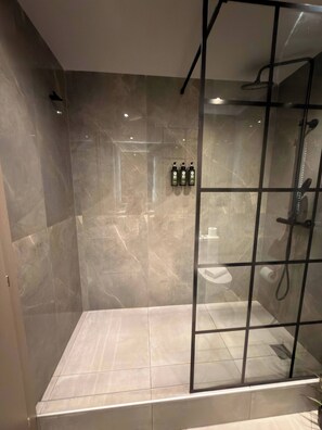 Dusche, Haartrockner, Handtücher, Shampoo