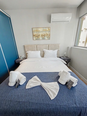 A hotel room with a bed, a painting, an air conditioner, and a window. - Estia Premium Apartments  - Valouritou 25 Big Balcony (Thessaloniki)