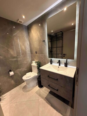 Bathroom - Estia Premium Apartments  - Valouritou 25 Big Balcony (Thessaloniki)