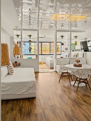 Living area - Estia Premium Apartments - 80 Squaremeter Cozy Loft City Center (Thessaloniki)