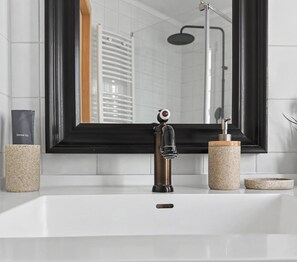 Shower, hair dryer, towels, shampoo - Estia Premium Apartments - Honey Paleon Patron Germanou (Thessaloniki)