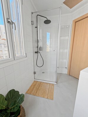 Shower, hair dryer, towels, shampoo - Estia Premium Apartments - Honey Paleon Patron Germanou (Thessaloniki)