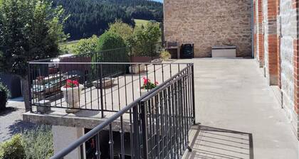 Appartement passementier avec terrasse privée au centre du bourg