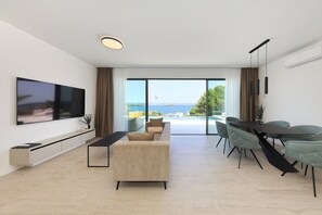 TV - Villa D3 with private pool 1 km from sea (Tkon)