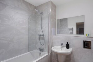 Handtücher, Seife, Shampoo, Toilettenpapier