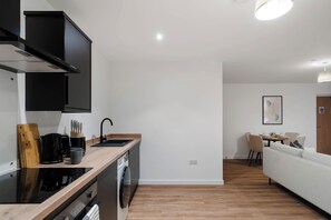 Fridge, microwave, electric kettle, toaster - City Point Aberdeen by Guestz (Aberdeen)