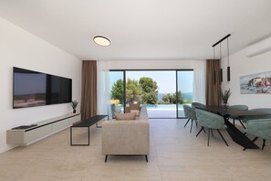 TV - Villa D4 with private pool 1 km from sea (Tkon)