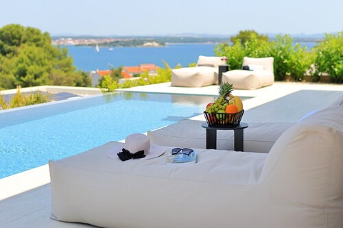 Villa D7 with private pool 1 km from sea
