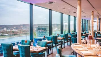 2 restaurants, breakfast served
