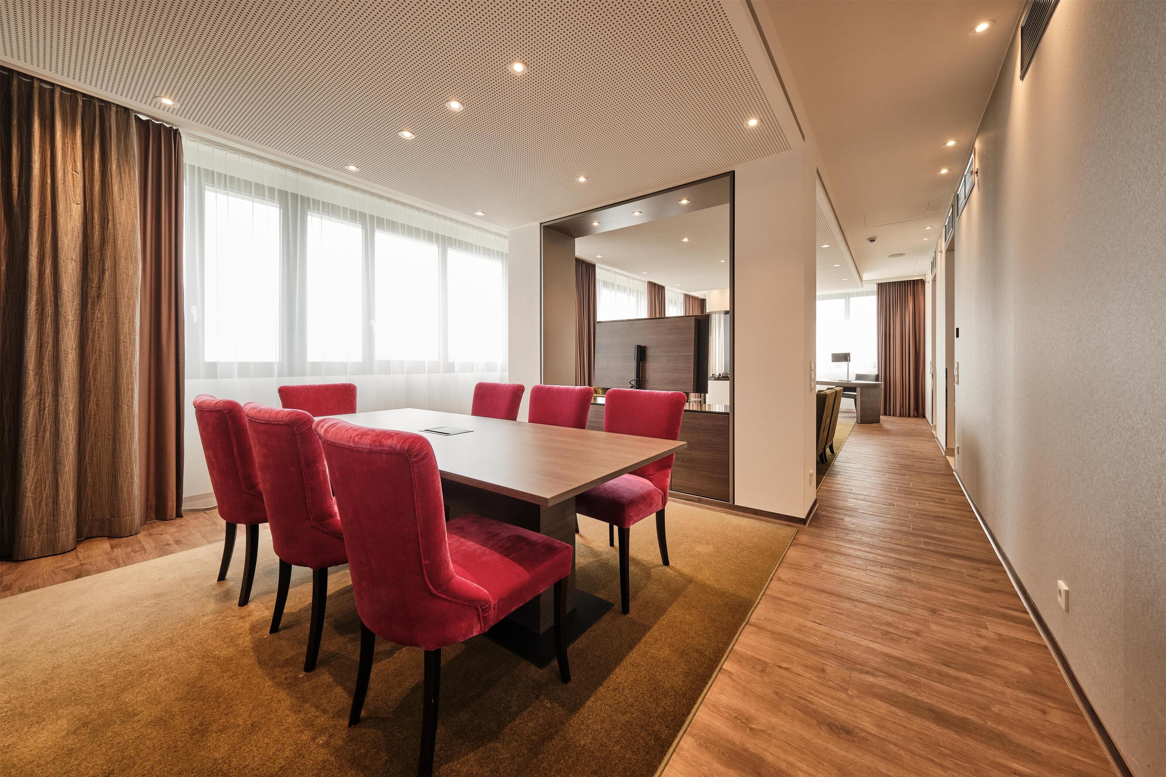 Suite (Panorama) | Minibar, Zimmersafe, Verdunkelungsvorhänge, Bügeleisen/Bügelbrett