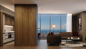 Un salon moderne avec vue sur la ville, comprenant un canapé, une table basse et un grand mur décoratif en bois.