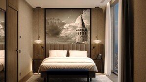 Une chambre à coucher avec un lit, des lampes de chevet, une table de nuit, une vue sur le paysage urbain par la fenêtre et une grande fresque murale.