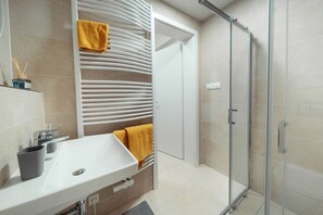 Shower, hair dryer, towels, soap - Kajetanka Residence - with terrace and free parking on weekends (Hlavní město Praha)