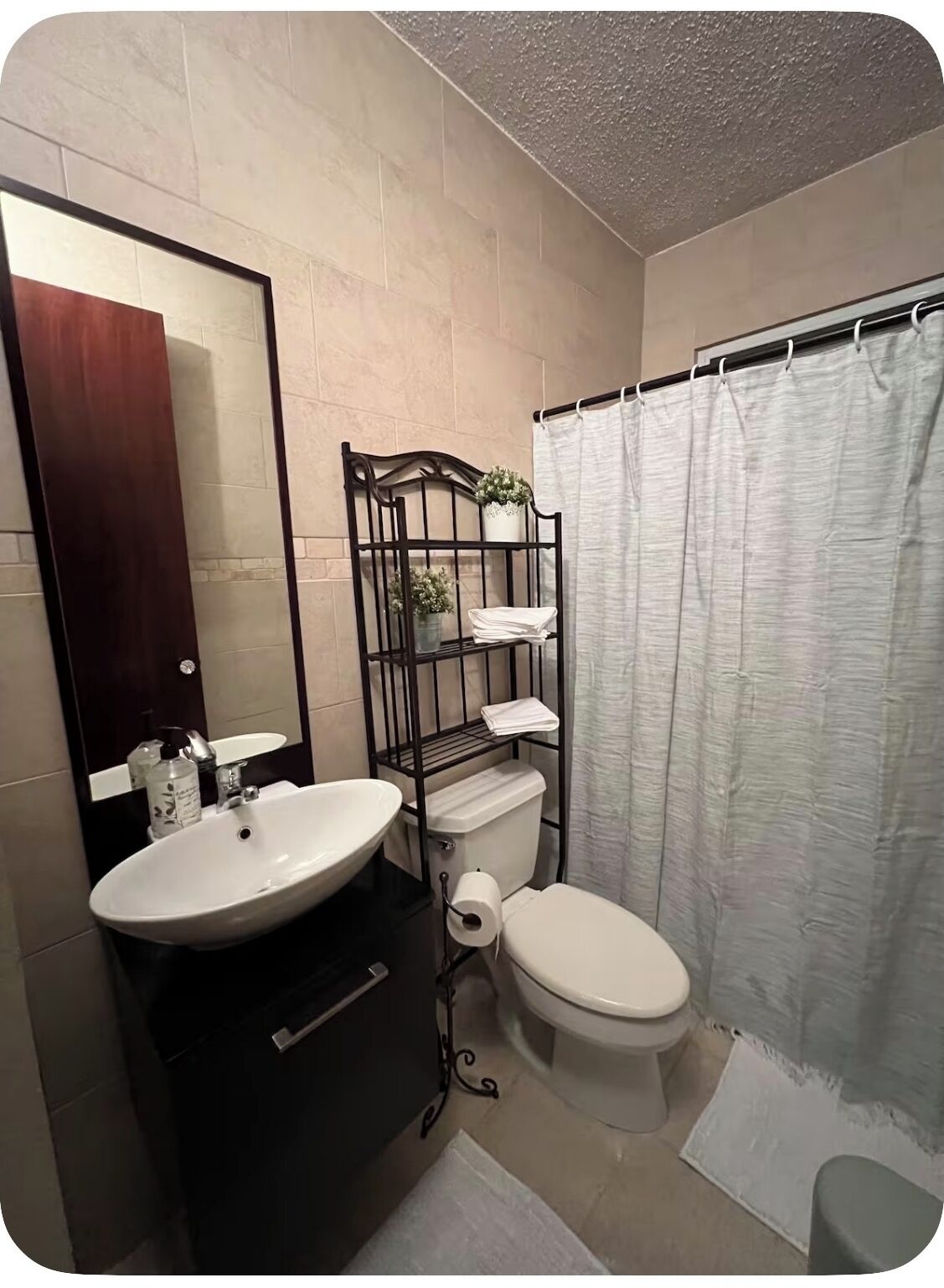 Regadera, toallas, jabón, papel de baño 
