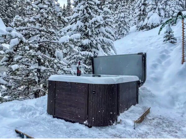 Tinaco en un entorno exterior nevado, con un televisor encima.