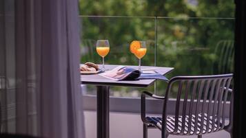 Tabla de planchar con plancha, wifi gratis y ropa de cama