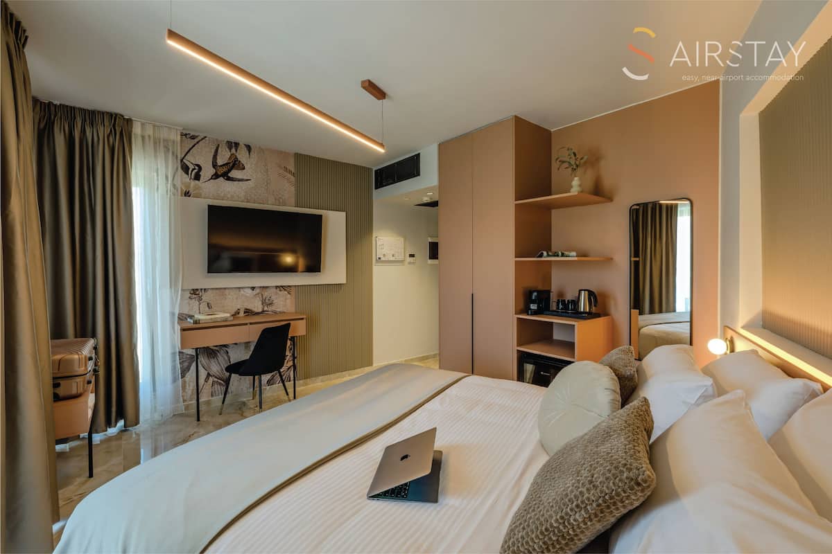 Superior Studio, 1 Queen Bed, Pool View A5 | Bàn ủi/dụng cụ ủi quần áo, truy cập Internet không dây miễn phí