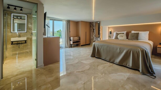 Superior Studio, Pool View B6