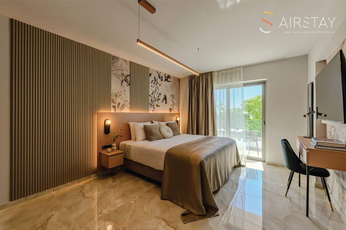Superior Studio, 1 Queen Bed, Balcony, Garden View A2 | Bàn ủi/dụng cụ ủi quần áo, truy cập Internet không dây miễn phí