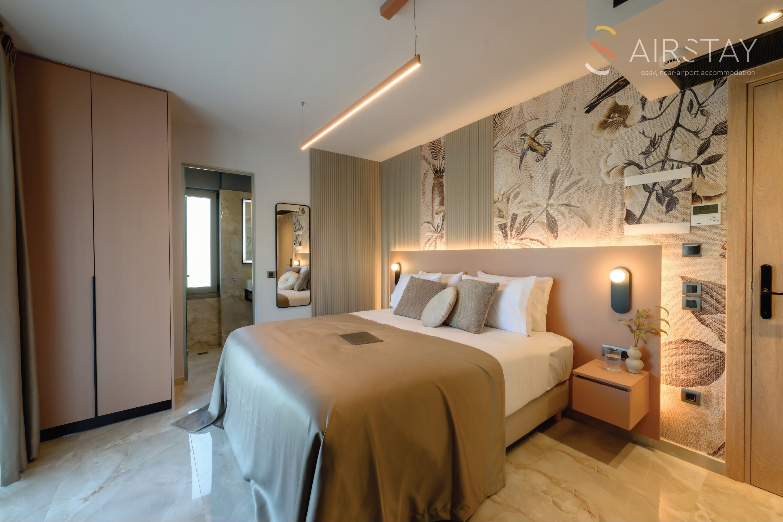 Superior Studio, 1 Queen Bed, Pool View B4 | Bàn ủi/dụng cụ ủi quần áo, truy cập Internet không dây miễn phí 