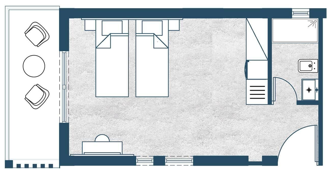 Distribución de una habitación de hotel con cama, dos mesitas de noche, escritorio, silla y un baño pequeño.