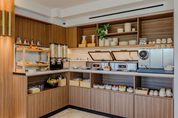 Café da manhã com buffet grátis todos os dias