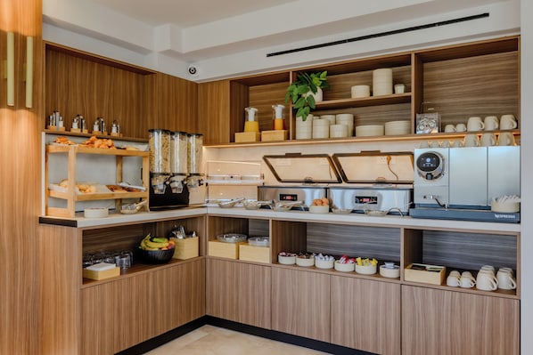 Uma cozinha moderna com armários de madeira, uma máquina de café e diversos utensílios de cozinha.