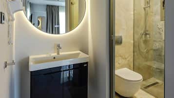 Dusche, Haartrockner, Handtücher, Seife