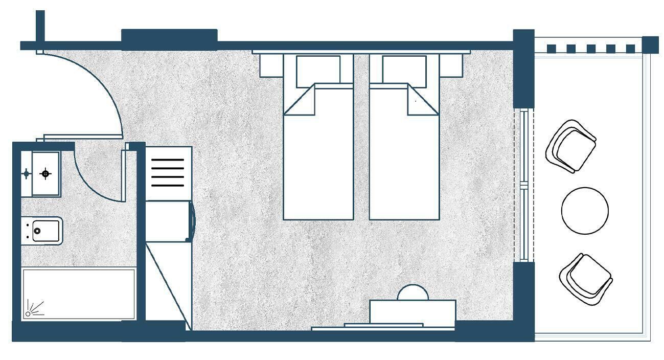 Ein Hotelgrundriss mit einer Rezeption, zwei Schlafzimmern, einem Badezimmer und einer kleinen Sitzecke.