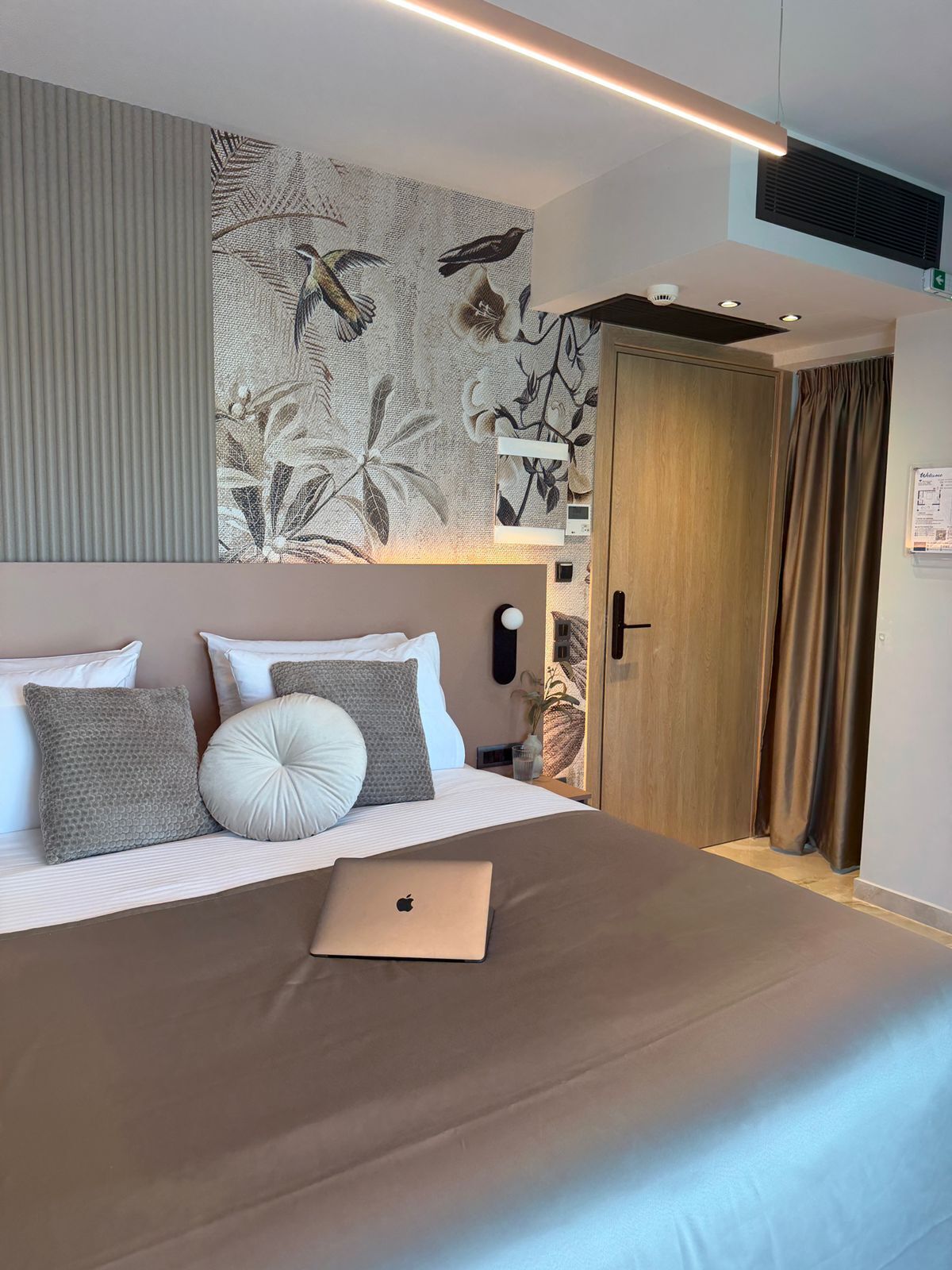Een strijkplank/strijkijzer, gratis wifi, beddengoed