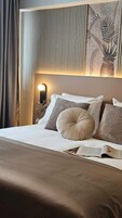 Tabla de planchar con plancha, wifi gratis y ropa de cama 