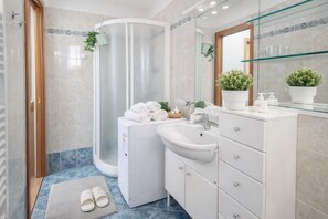 Shower, bidet, towels - Mary House By Case al Lago (Desenzano del Garda)