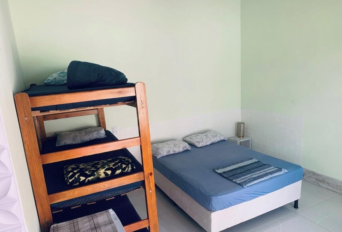 5 bedrooms, iron/ironing board, Internet, bed sheets