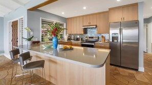 Fridge, microwave, oven, stovetop - Alaeloa #25 By Parrish - Private Oceanfront Haven (Lahaina)