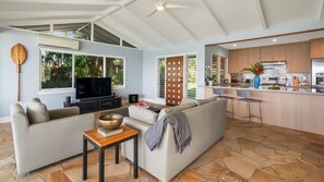 TV, books - Alaeloa #25 By Parrish - Private Oceanfront Haven (Lahaina)
