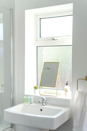 Haartrockner, Handtücher, Seife, Shampoo